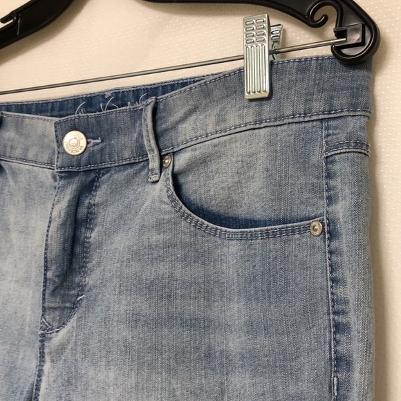 Gloria Vanderbilt “Jordyn” All Around Slimming Effect Embroidered Capri Jeans - Picture 4 of 13